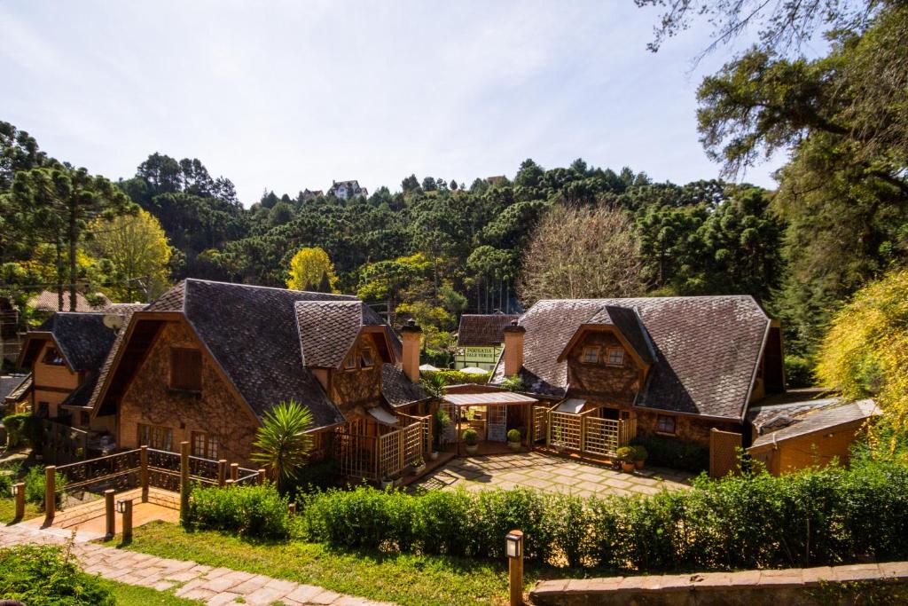 Com localização privilegiada, a Pousada fica próxima ao centro de Capivari (2KM), mas distante o suficiente da agitação, para que sua estadia seja calma, leve e tranquila. Cercada de plátanos e araucárias, o lugar propicia contato pleno com o verde, com o